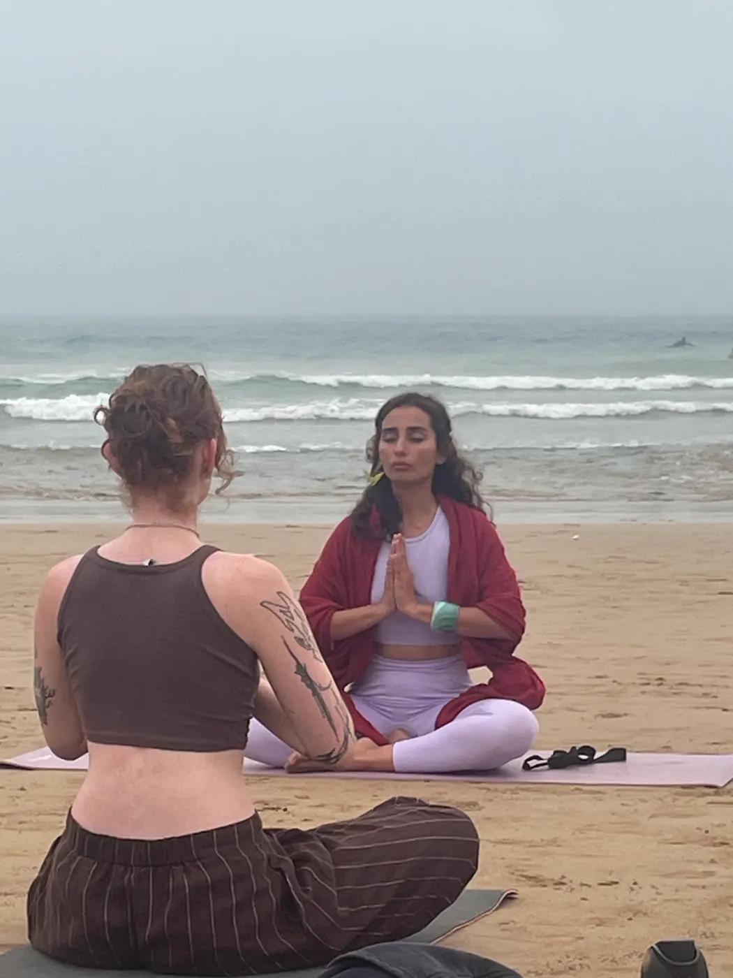 Méditation assise face à l’océan