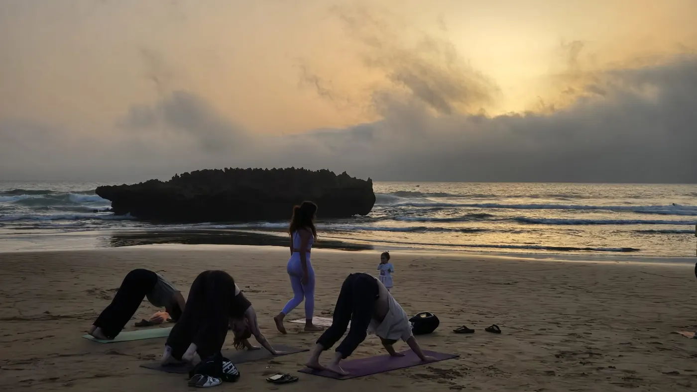 Posture sur les rochers de la plage