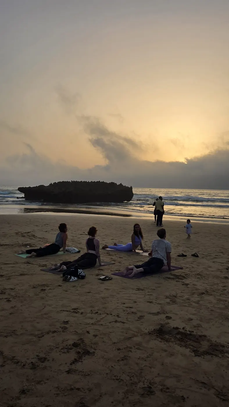 Yoga sur la plage le soir