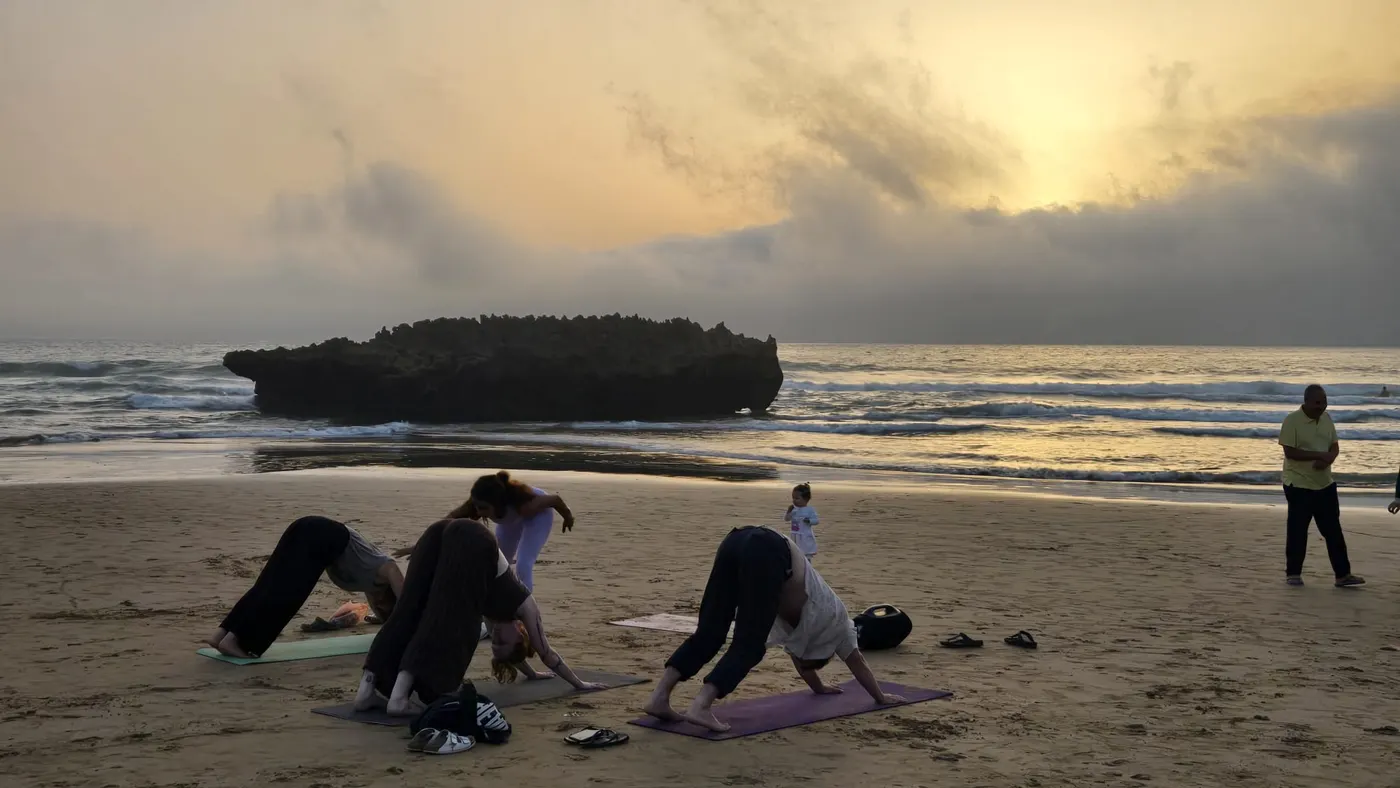Enchaînement de postures sur le sable