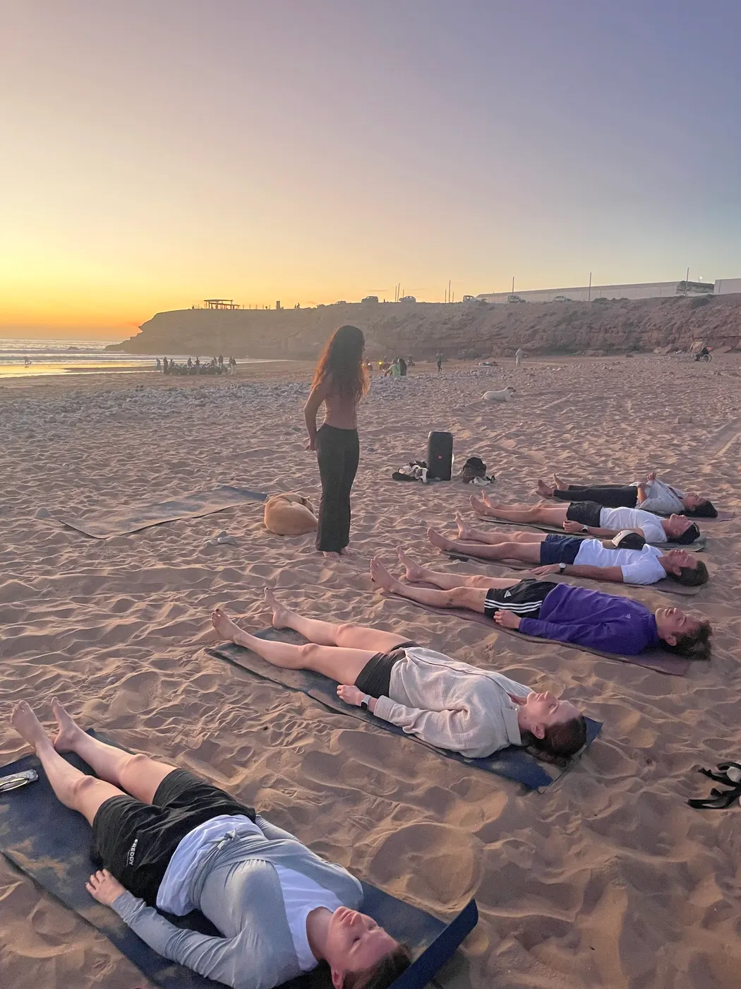 Savasana sur la plage, allongée face au ciel