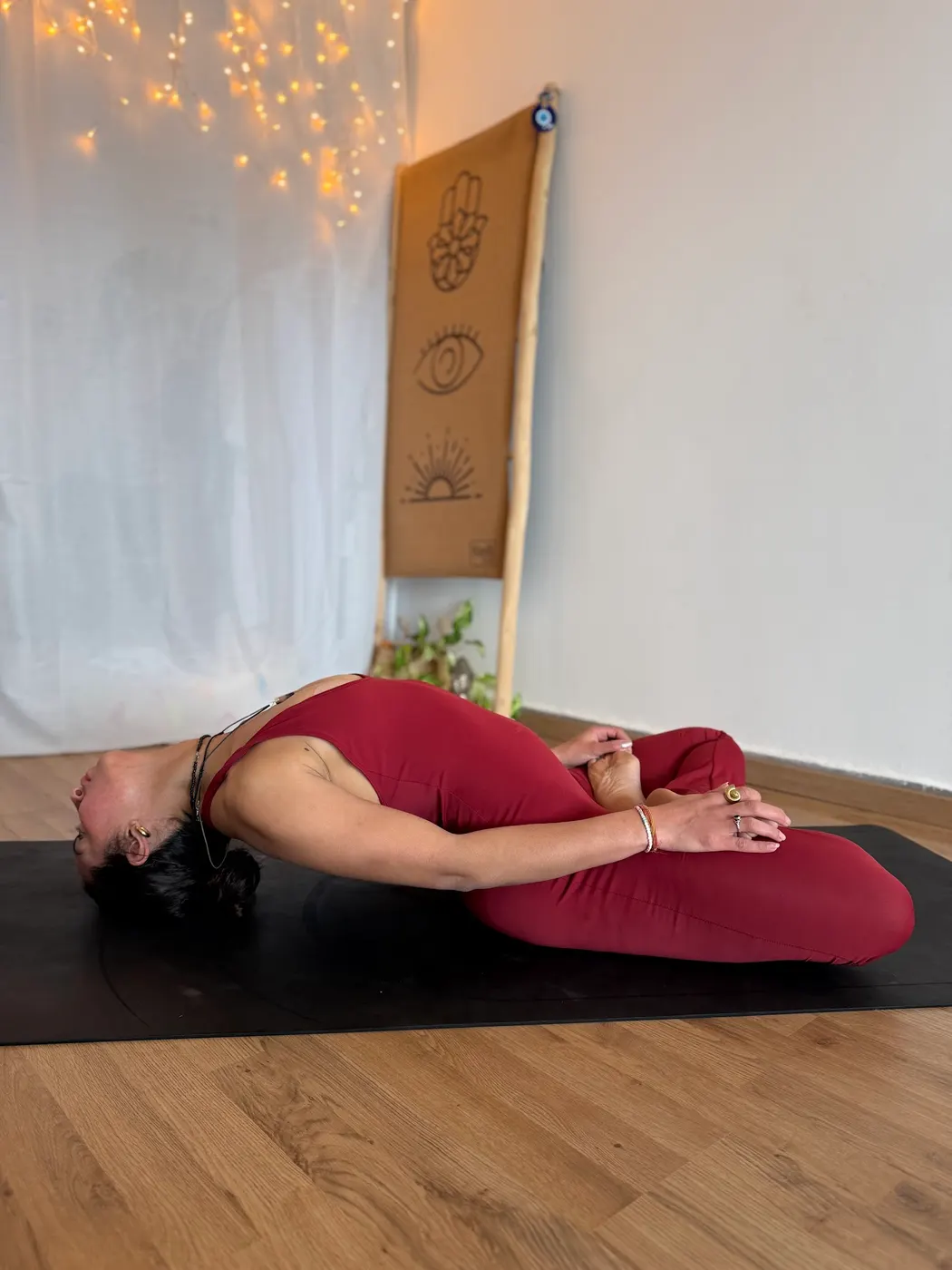 Posture de souplesse au studio