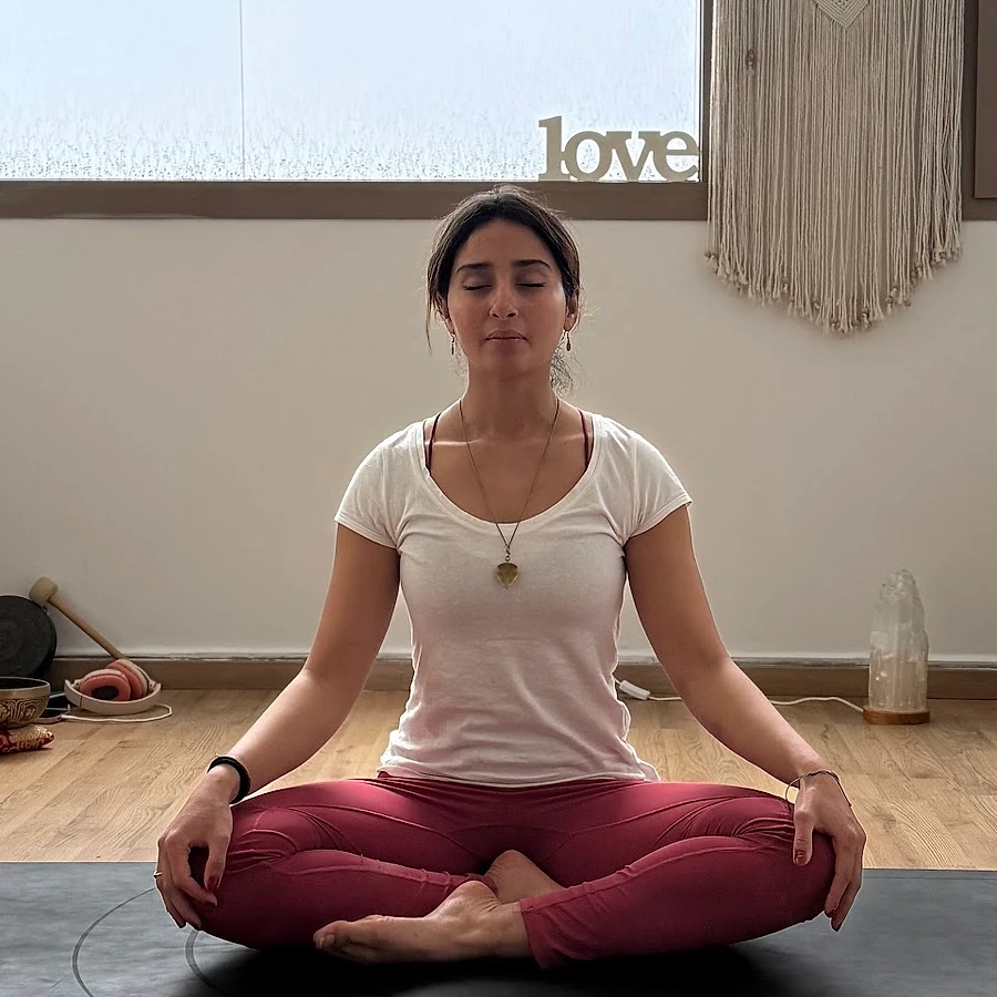 Safaa en méditation, assise en tailleur dans son studio