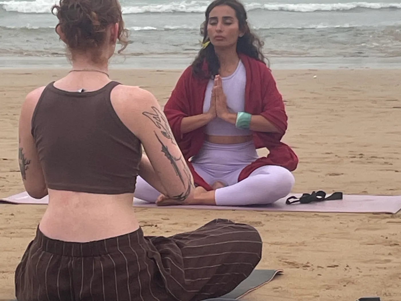 Safaa pendant un cours de yoga